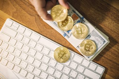 İş kavramı görüntüsü; Cryptocurrency altın Bitcoin sikke Seç