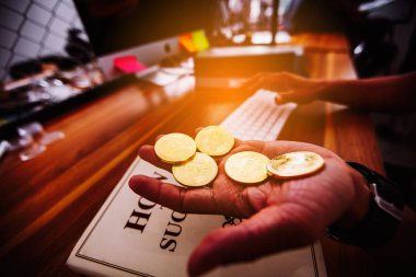 İş kavramı görüntüsü; Cryptocurrency altın Bitcoin sikke Seç