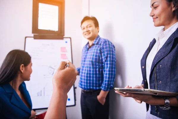 Jóvenes creativos de negocios ideas de lluvia de ideas en la junta . —  Fotos de Stock