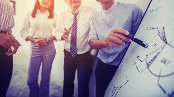 Concepto de reunión de negocios, discusión del equipo de negocios y brainstor — Foto de Stock