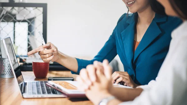 Brainstorming-Prozess Visitenkarte. Geschäftsleute arbeiten — Stockfoto