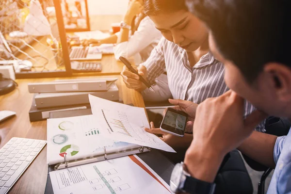 Empresarios y empresarias discuten el trabajo en la mesa con dispositivos — Foto de Stock