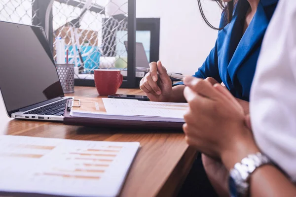 Discutiendo el plan y la idea de la estrategia de mejora, los hombres de negocios br — Foto de Stock