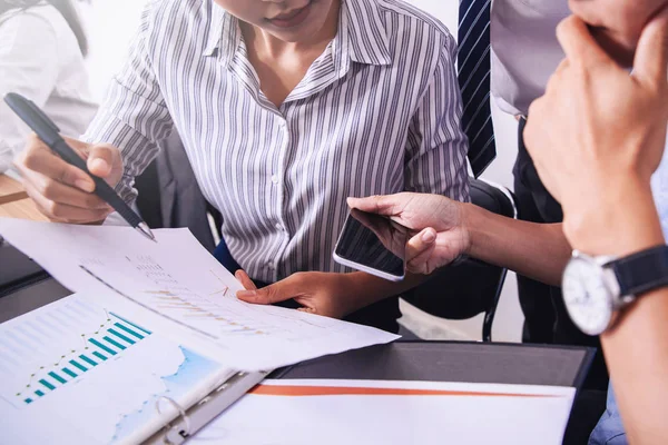 Discutiendo el plan y la idea de la estrategia de mejora, los hombres de negocios br — Foto de Stock