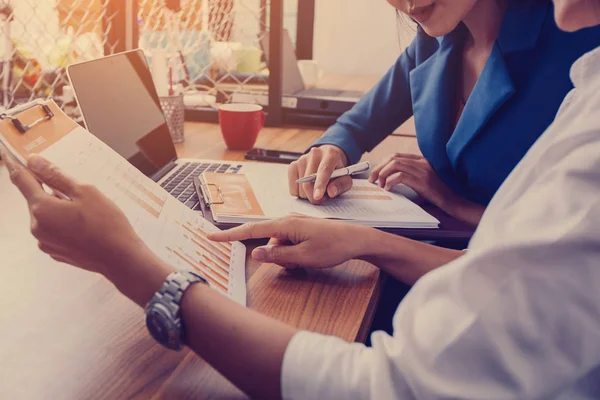 Proceso de lluvia de ideas tarjeta de conversación de negocios. Empresarios worki — Foto de Stock