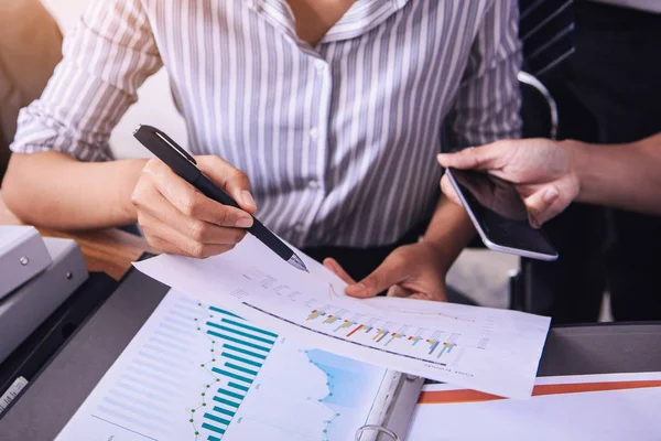 Empresarios y empresarias discuten el trabajo en la mesa con dispositivos —  Fotos de Stock