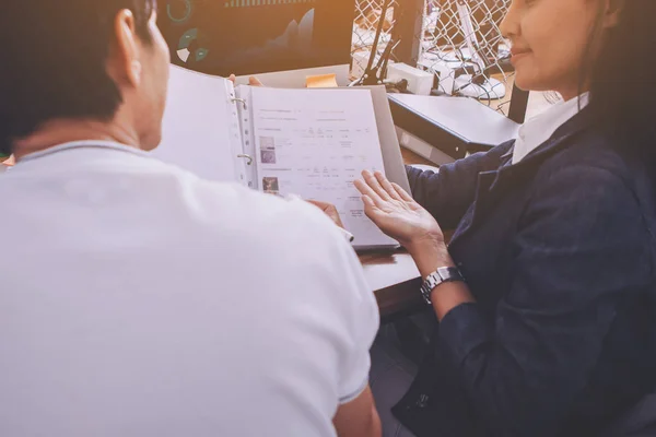 Brainstorming-Prozess Visitenkarte. Geschäftsleute arbeiten — Stockfoto