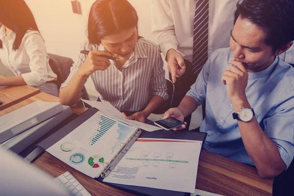 Proceso de lluvia de ideas tarjeta de conversación de negocios. Empresarios worki — Foto de Stock