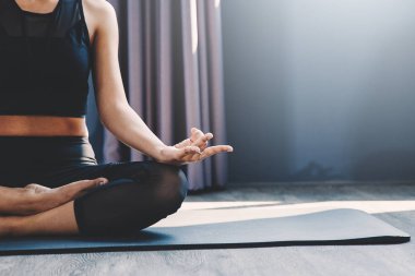 sınıfta Yoga pratik genç kadın; Güzel kız duygu Cal
