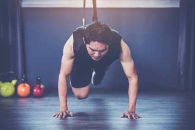 egzersiz kavramı; sınıfta egzersiz pratik genç insanlar 