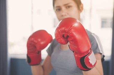 egzersiz sınıfında boks ve ayak için pratik genç insanlar