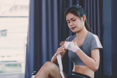 egzersiz sınıfında boks ve ayak için pratik genç insanlar