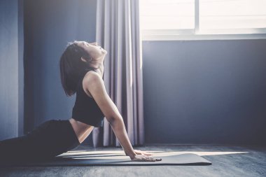 sınıfta Yoga pratik genç kadın; Güzel kız duygu Cal