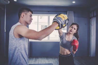 egzersiz sınıfında boks ve ayak için pratik genç insanlar