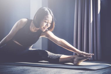 sınıfta Yoga pratik genç kadın; Güzel kız duygu Cal