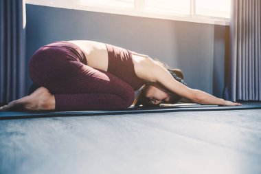 sınıfta Yoga pratik genç kadın; Güzel kız duygu Cal