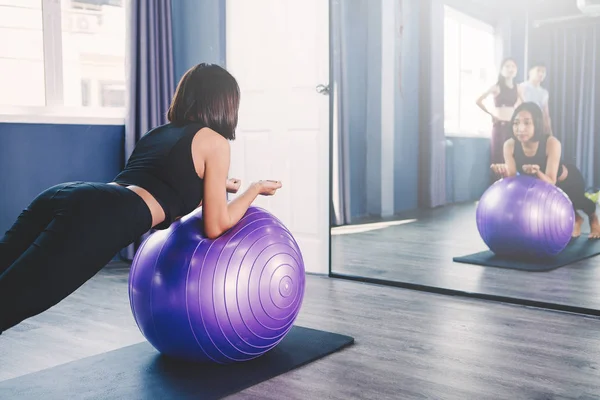 Workout concept; young people practicing workout in class — Stock Photo, Image