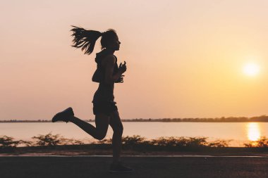 şehir parkında koşu yolu üzerinde çalışan genç çift Runner