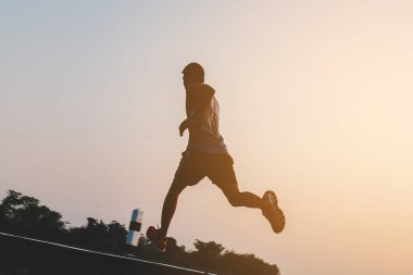 şehir parkında koşu yolu üzerinde çalışan genç adam Runner