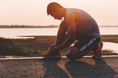 şehir parkında koşu yolu üzerinde çalışan genç adam Runner