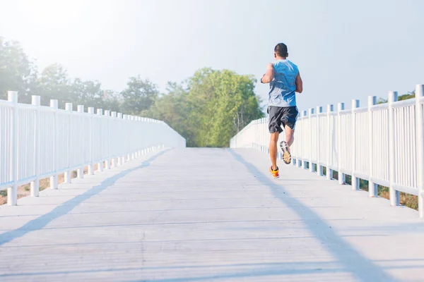 Fiatal férfi Runner futó futó út a városi parkban — Stock Fotó