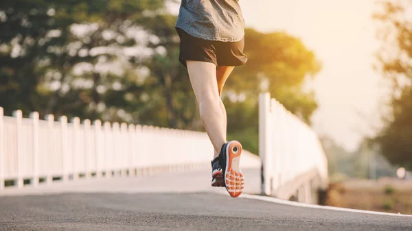 Fiatal nő Runner futó futó út a városi parkban — Stock Fotó