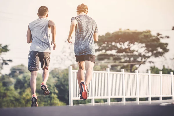 도시 공원의 달리기도로에서 달리기를 하는 젊은이 들 — 스톡 사진
