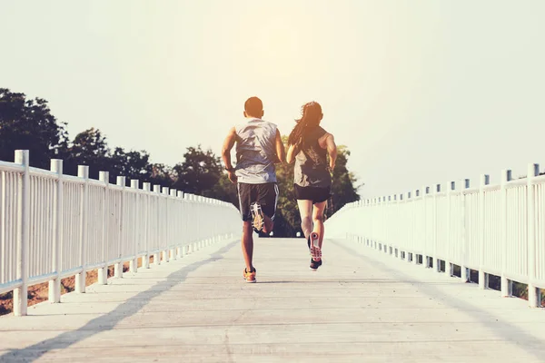 Fiatal pár futó futó futút a városi parkban — Stock Fotó