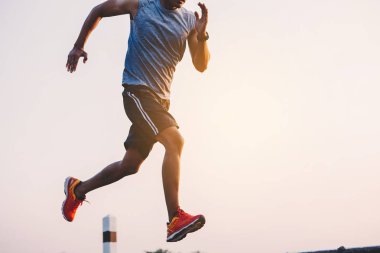 şehir parkında koşu yolu üzerinde çalışan genç adam Runner