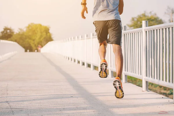 Fiatal férfi Runner futó futó út a városi parkban — Stock Fotó