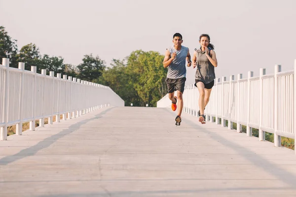 Fiatal pár futó futó futút a városi parkban — Stock Fotó