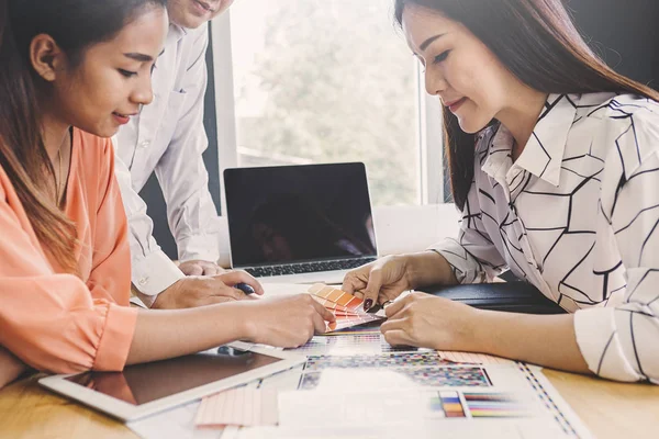 Giovani uomini d'affari creativi idee brainstorming in ufficio.Tea — Foto Stock