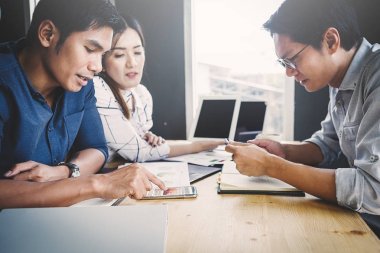 İş adamları bir projeyi tartışır; Hesaplamanda oturan bir kadın