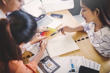 Genç yaratıcı iş insanları ofiste fikirler beyin fırtınası. Çay