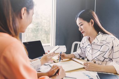 Genç yaratıcı iş insanları ofiste fikirler beyin fırtınası. Çay