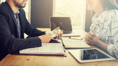 İş anlaşması kavramı; İş insanları Sig için el sallama