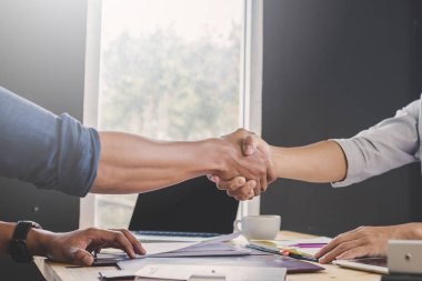 İş anlaşması kavramı; İş insanları Sig için el sallama