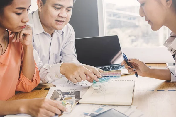 Giovani uomini d'affari creativi idee brainstorming in ufficio.Tea — Foto Stock