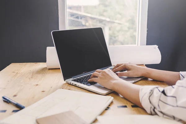 Empresarios discuten un proyecto; Una mujer sentada en la computación — Foto de Stock