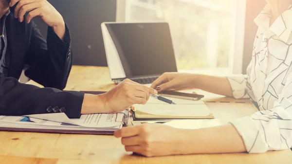 Concepto de negociación empresarial; Gente de negocios apretón de manos para sig — Foto de Stock