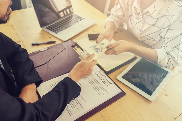 Concepto de negociación empresarial; Gente de negocios apretón de manos para sig — Foto de Stock