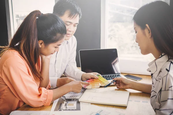 Geschäftstreffen von Immobilienmaklern und Ingenieurteams zu — Stockfoto