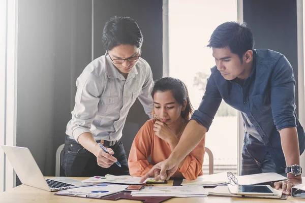 Concetto di riunione di lavoro; Gli imprenditori e il personale riuniti in o — Foto Stock