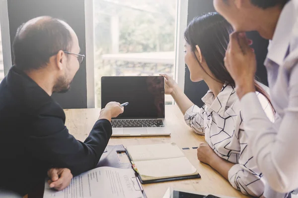 Concetto di riunione di lavoro; Gli imprenditori e il personale riuniti in o — Foto Stock