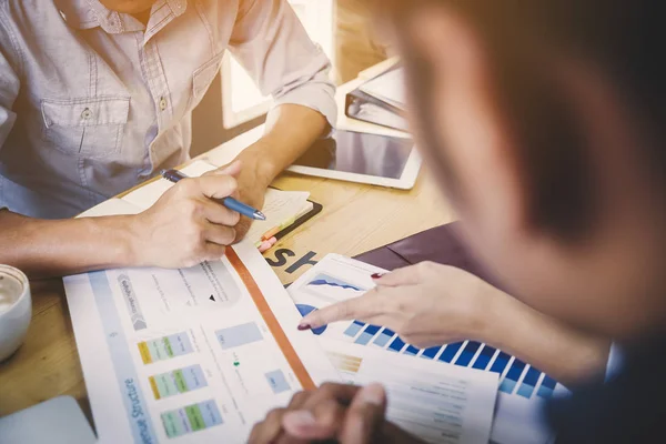 Concetto di riunione di lavoro; Gli imprenditori e il personale riuniti in o — Foto Stock