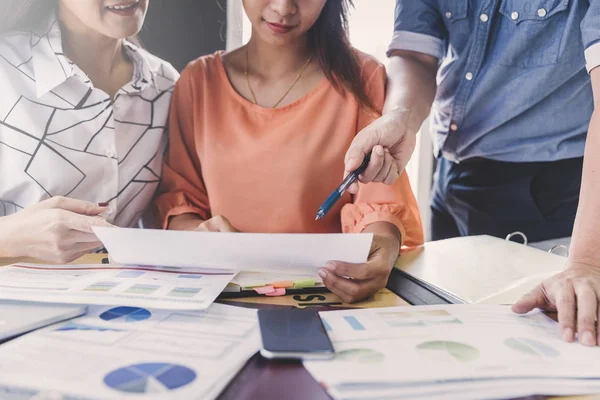 Concetto di riunione di lavoro; Gli imprenditori e il personale riuniti in o — Foto Stock