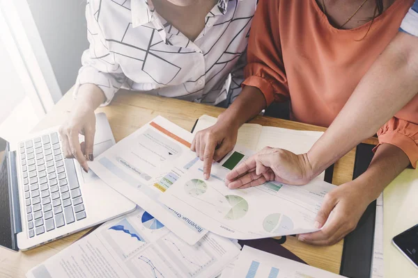 Concepto de reunión de negocios; Gente de negocios y reunión de personal en o — Foto de Stock