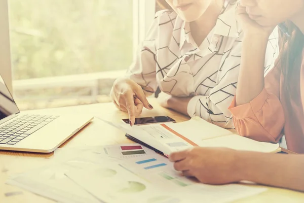 Concetto di riunione di lavoro; Gli imprenditori e il personale riuniti in o — Foto Stock