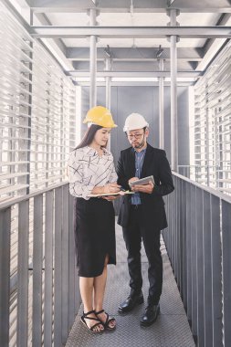 Danışman mühendis planda inşaat projesini tartışıyor