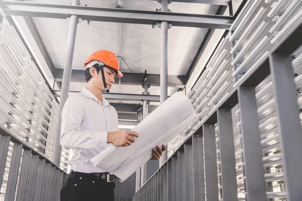 Ingeniero consultor discutiendo proyecto de construcción en plano — Foto de Stock